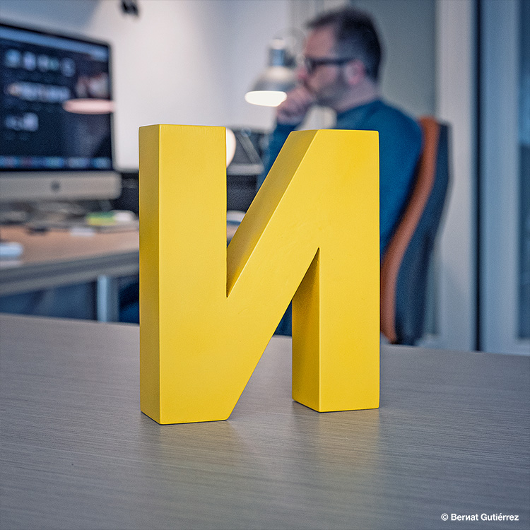 Esta ene invertida forma parte de mi vida desde hace más de 10 años. Es el símbolo de mi estudio de imagen, primero como Enunespai y ahora como Nat Estudi.