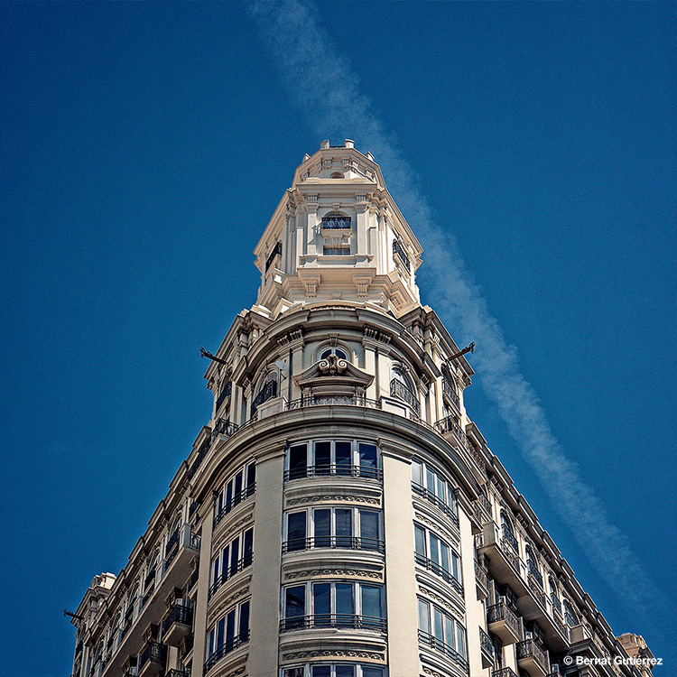 Levanto la vista y veo triángulos.