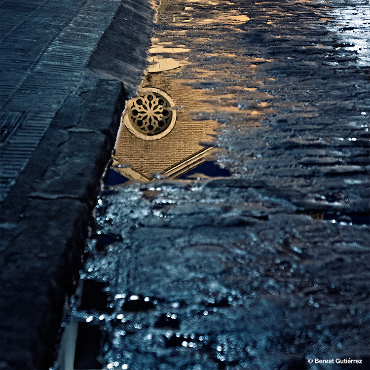 La lluvia abre puertas hacia el otro lado del espejo