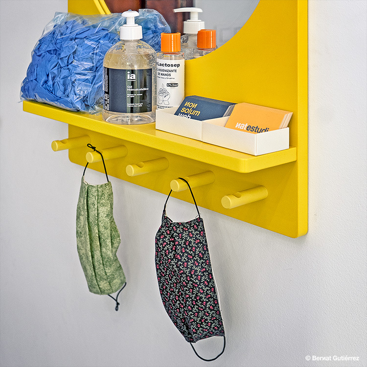 La entrada a casa es como una especie de ‘zona de desinfección’ doméstica en la que te preparas para la única salida y entrada de la semana, la de la compra...