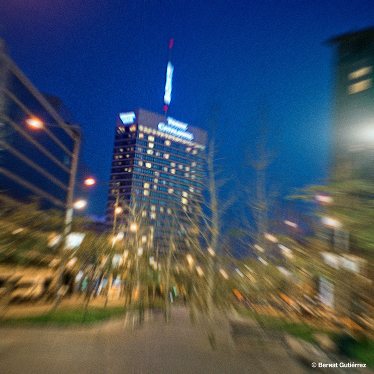 Hace 15 años vivía en Barcelona. Entonces no había Facebook, ni Instagram, ni Whatsapp, ni “Procés”, ni Vox, ni influencers, ni covid-19... Simplemente paseaba por la Av. de Josep Tarradellas, cerca de casa, haciendo fotos con una Lomo e imaginando el mundo que estaba por venir... No acerté en nada... pero salió alguna foto chula... Barcelona (2005)