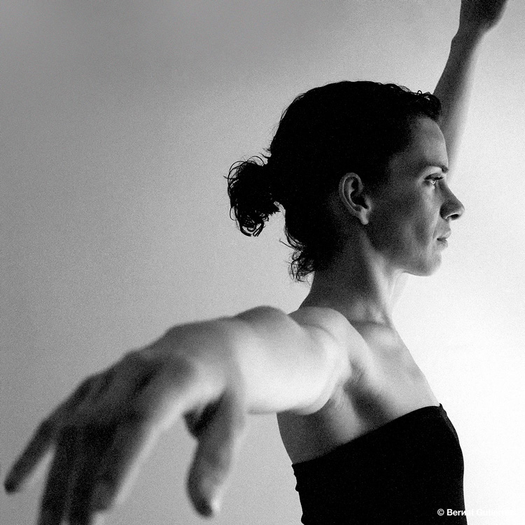 20 años justos de esta fotografía de mi mujer. Por entonces no nos conocíamos más allá de haber posado para mí como modelo en un proyecto de fotografía y danza. Todavía tendrían que pasar unos 10 años más para que la vida nos hiciera coincidir de nuevo... Muchas veces, la persona que ha de dar luz a tu existencia está más cerca de lo que crees, pero será el azar quien te lo descubra... Y el azar no entiende de tiempos, ni de normas, ni de lógica... Simplemente es el azar... Y a veces acierta.