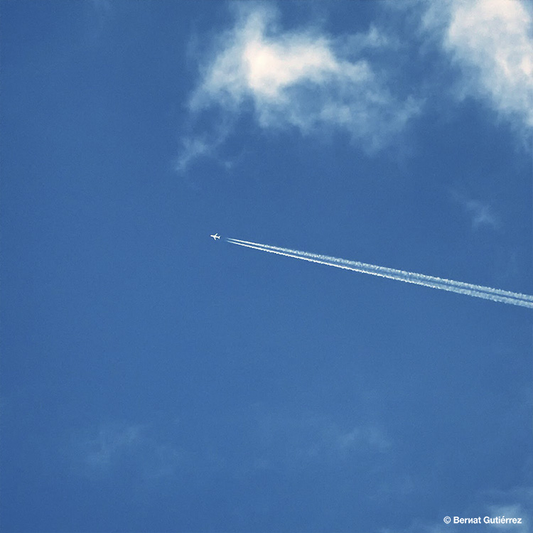 Avión firmando el cielo