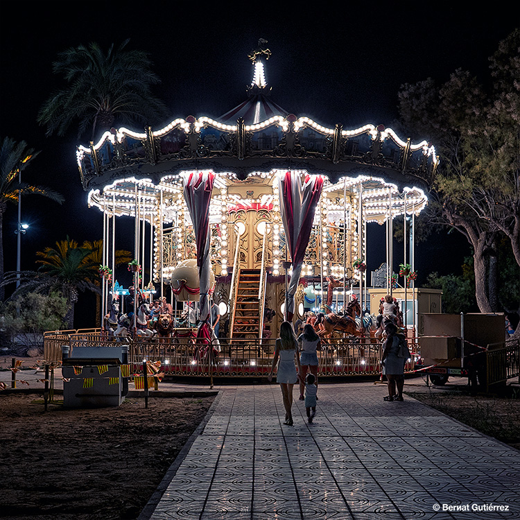 Y en medio de un oscuro mundo, un portal efímero al país de las maravillas...