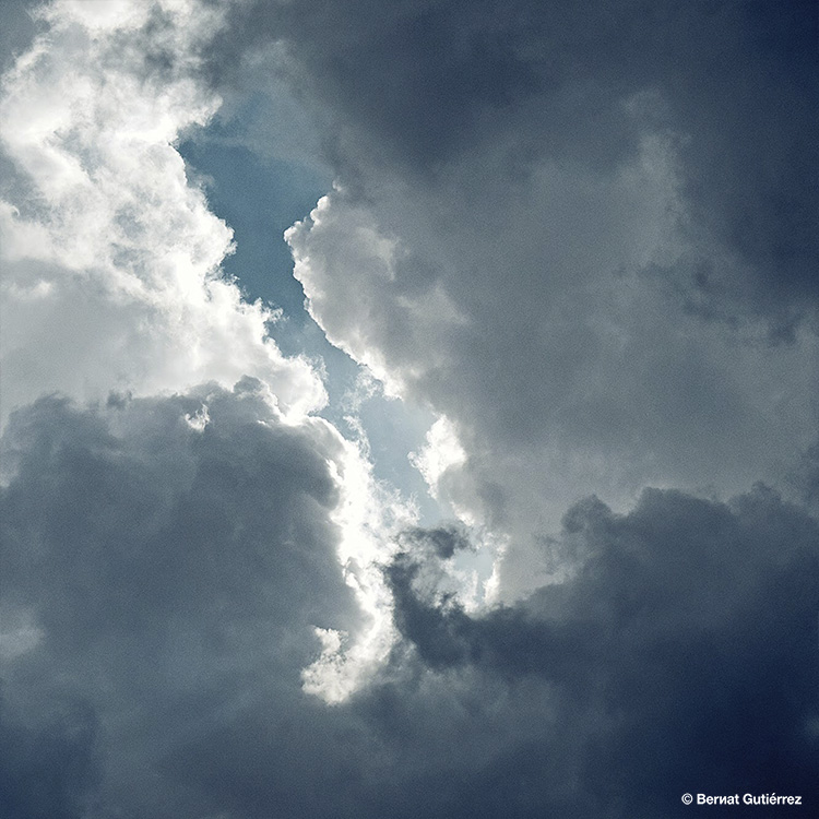Pugna entre el cielo de verano y el cielo de otoño... Yo voy con el de otoño...