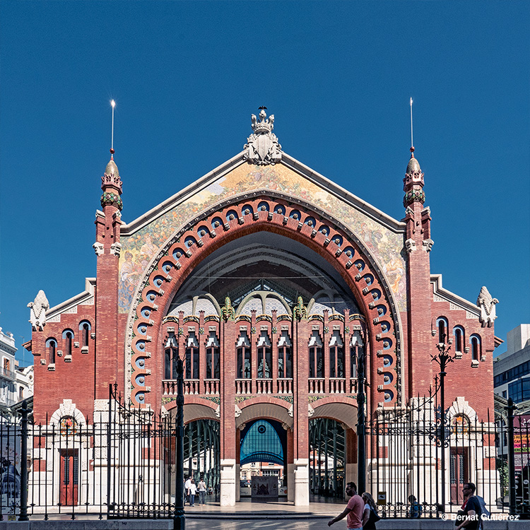 La construcción más bonita de Valencia, por fuera...